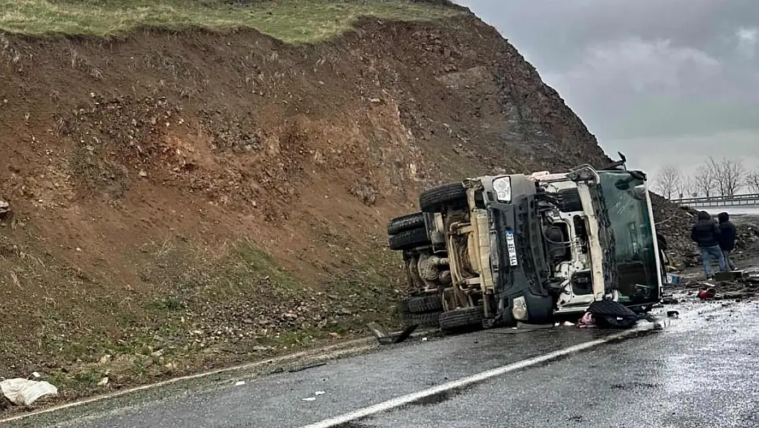 Elazığ’da Beton Pompası Yan Yattı: 1 Yaralı