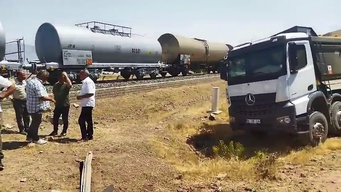 Tren Kamyona Çarptı