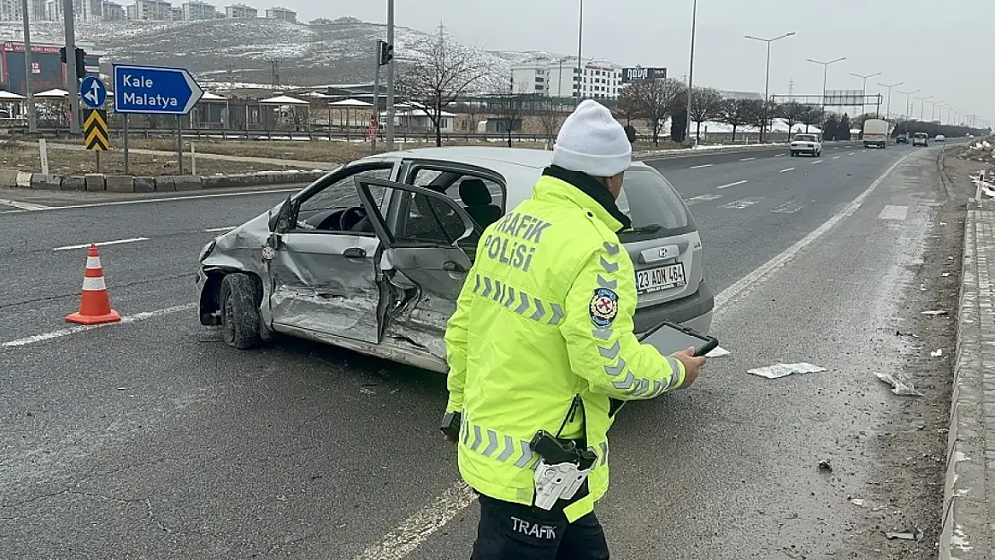 Elazığ'da Trafik Kazası: 1'i Ağır 3 Yaralı