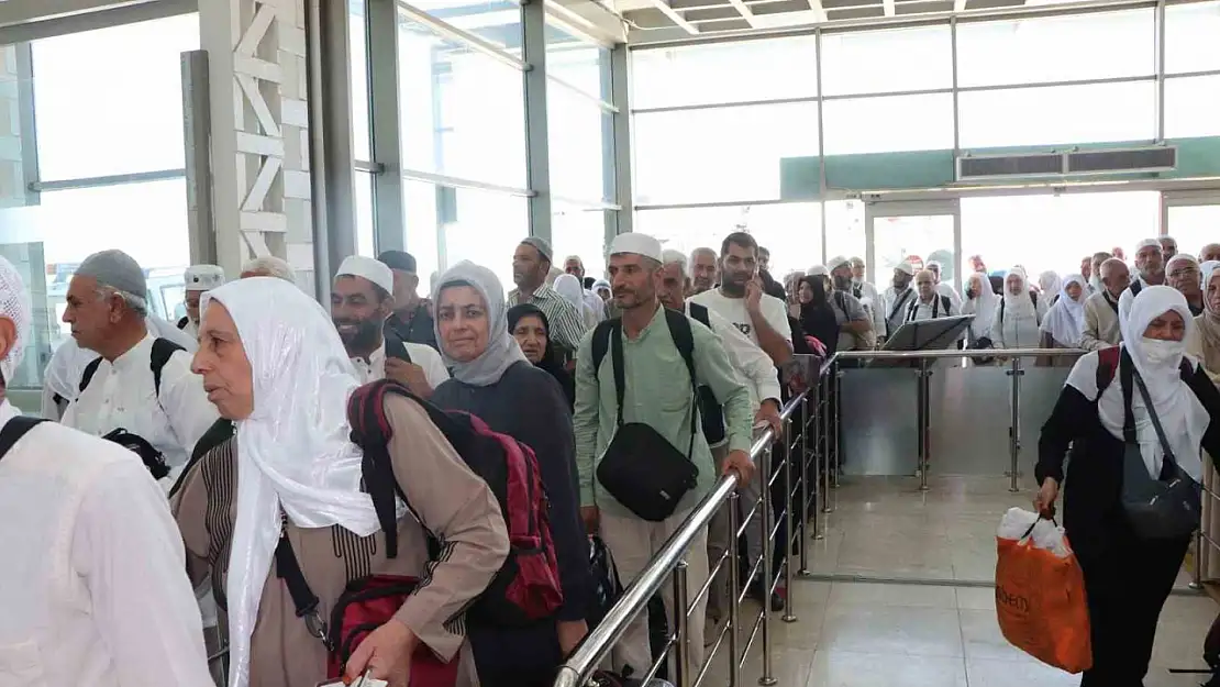 Elazığ Hacıları Yurda Döndü: Müftülükten Çiçeklerle Karşılama