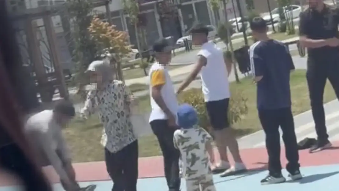 Kavga Ettiği Şahsa Bacağından Çıkardığı Pala İle Saldırdı