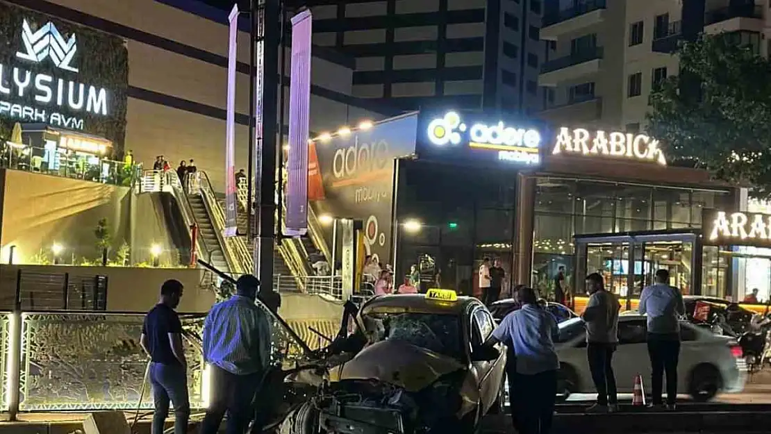 Otomobil Refüjdeki Bariyerlere Çarptı: 1 Yaralı