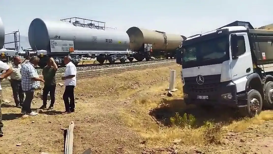 Tren Kamyona Çarptı