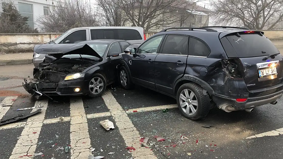 Zincirleme Trafik Kazası 6 Araç Çarpıştı: 3 Yaralı