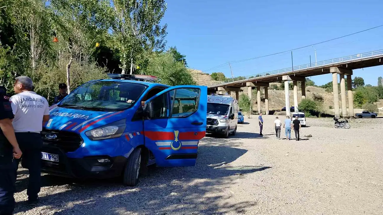 Köprüden Nehre Atlayan Yaşlı Adamı Tekne Turu Yapanlar Kurtardı