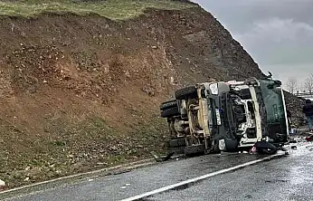 Elazığ'da Beton Pompası Yan Yattı: 1 Yaralı