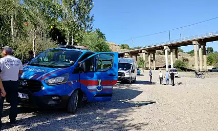 Köprüden Nehre Atlayan Yaşlı Adamı Tekne Turu Yapanlar Kurtardı