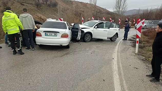 Baskil'de Trafik Kazası: 9 Yaralı