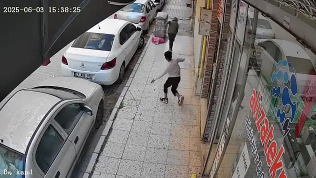 Çocukların tehlikeli oyunu kamerada: İş yerine torpil atıp kaçtılar