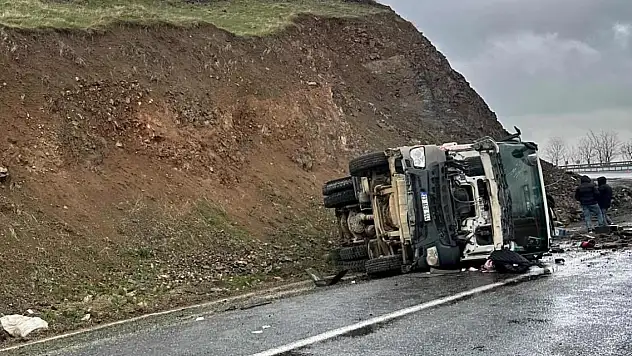 Elazığ'da Beton Pompası Yan Yattı: 1 Yaralı