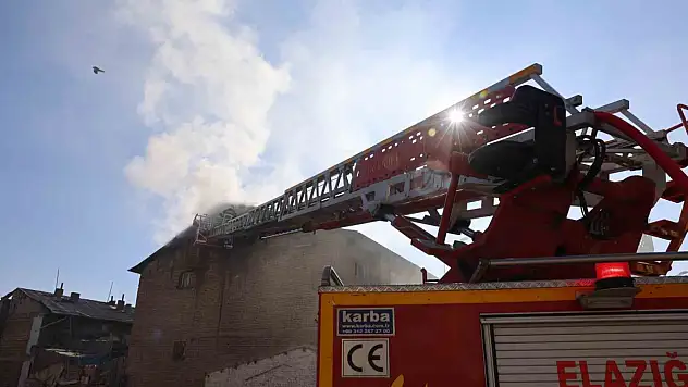 Elazığ'da Çatı Yangını