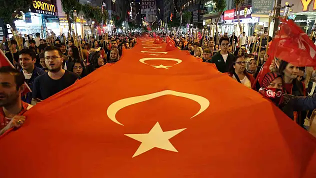 Elazığ'da Fener Alayı Renkli Görüntüler Oluşturdu