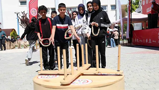 Elazığ'da 'Geleneksel Oyun Tırı' Çocukları Doyası Eğlendirdi