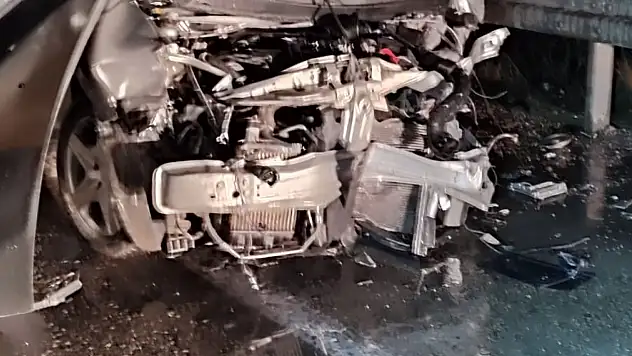 Elazığ'da Otomobil Bariyere Çarptı: 4 Yaralı