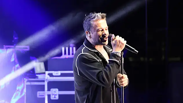 Fırat Üniversitesi 50. Yıl Festivali'nde Emre Altuğ Rüzgarı Esti