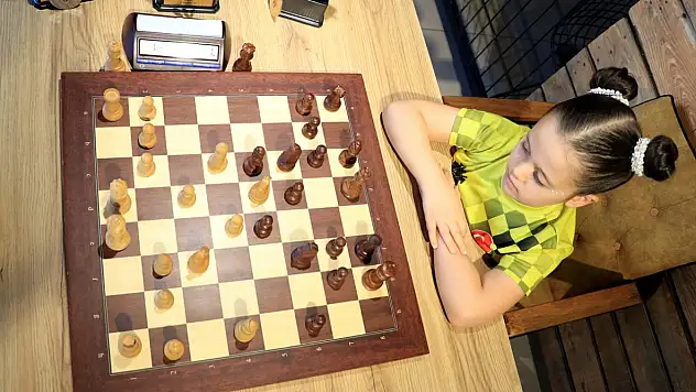 Minnik Reyyan Dünya Şampiyonası'nda Rakiplerini Mat Etmek İçin Çalışıyor