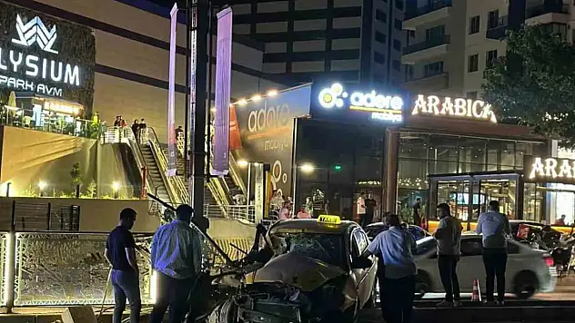 Otomobil Refüjdeki Bariyerlere Çarptı: 1 Yaralı