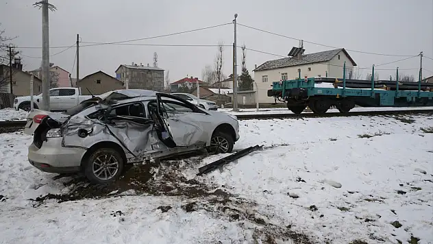 Tatvan - Elazığ Treni, Muş'ta Otomobile Çarptı