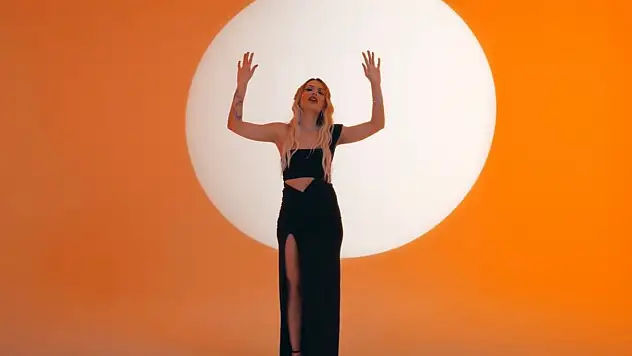 Yasemin Ünlü'den Sezen Aksu'nun 'VAY' Eserine Güçlü Yorum