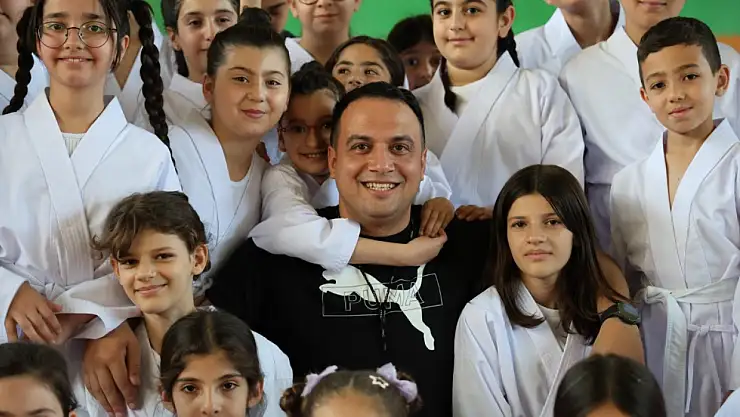 Milli Antrenör Polisten Örnek Davranış: 90 Çocuğa Gönüllü Kurs Veriyor