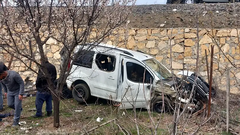Hafif Ticari Araç Şarampole Uçtu: 4 Yaralı