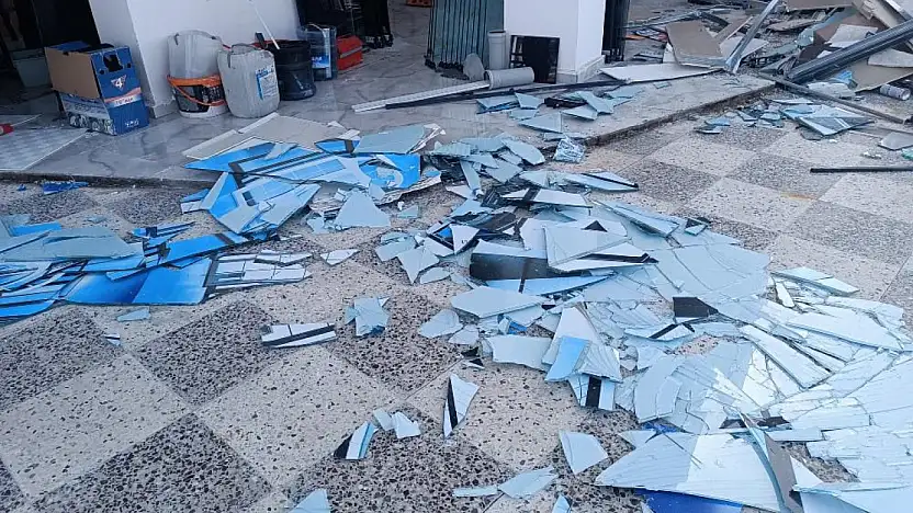 Elazığ'da Fırtına Camları Patlattı!