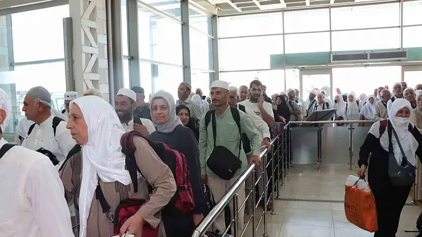 Elazığ Hacıları Yurda Döndü: Müftülükten Çiçeklerle Karşılama